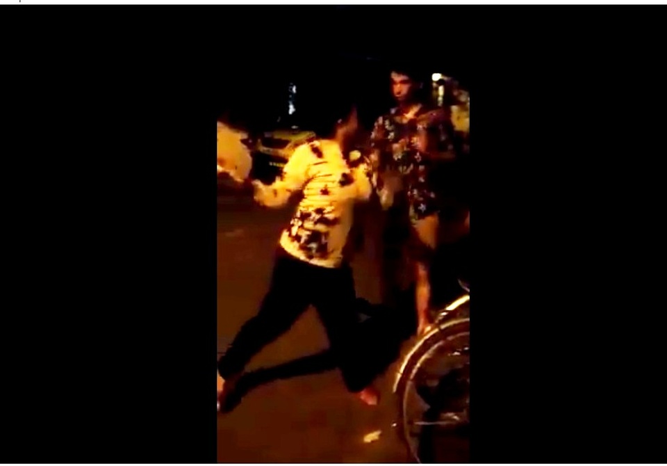 Người phụ nữ dọa đánh các du khách Tây ở Hội An Người phụ nữ dọa đánh các du khách Tây ở Hội An