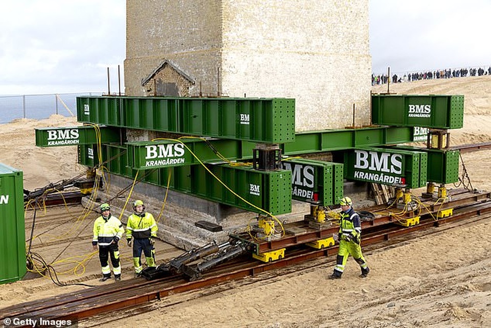 Đan Mạch chi 750.000 USD bê ngọn hải đăng khỏi bờ biển sụt lún - 2 Đan Mạch chi 750.000 USD bê ngọn hải đăng khỏi bờ biển sụt lún - 2