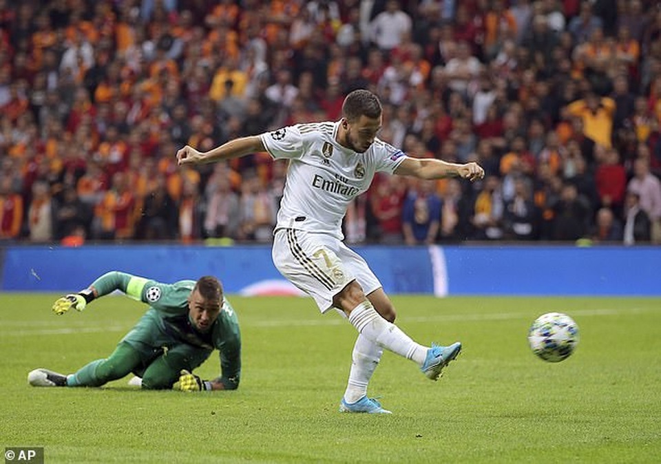 Khó tin với pha bỏ lỡ cơ hội không tưởng của Eden Hazard - 4