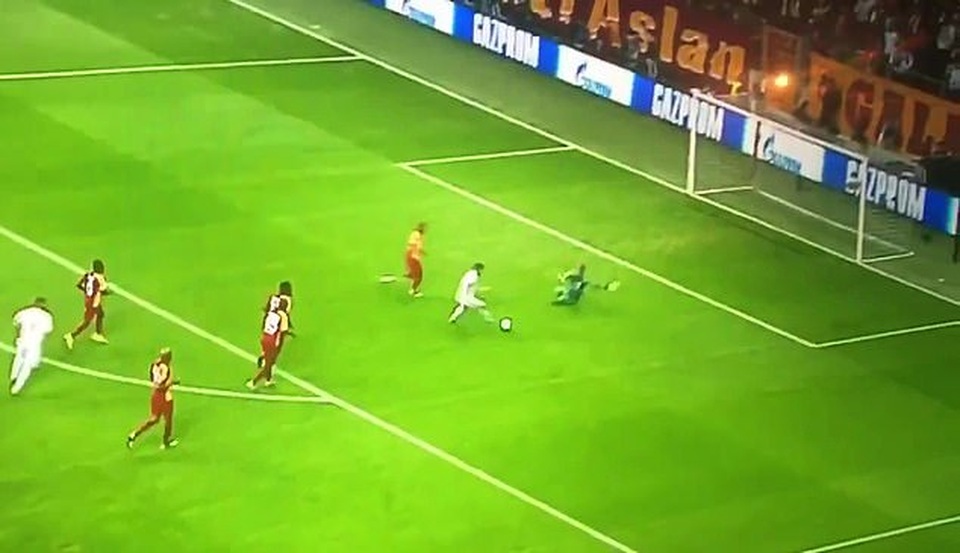 Khó tin với pha bỏ lỡ cơ hội không tưởng của Eden Hazard - 1