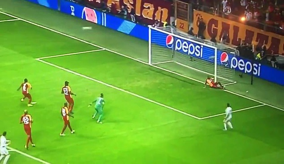 Khó tin với pha bỏ lỡ cơ hội không tưởng của Eden Hazard - 3