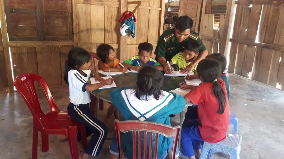 Bộ đội Biên phòng nuôi dưỡng, còn cho các cháu đến trường học chữ - 1 Bộ đội Biên phòng nuôi dưỡng, còn cho các cháu đến trường học chữ - 1