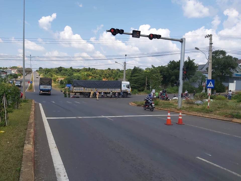 Va chạm với xe tải, hai học sinh lớp 11 thương vong - 1 Va chạm với xe tải, hai học sinh lớp 11 thương vong - 1