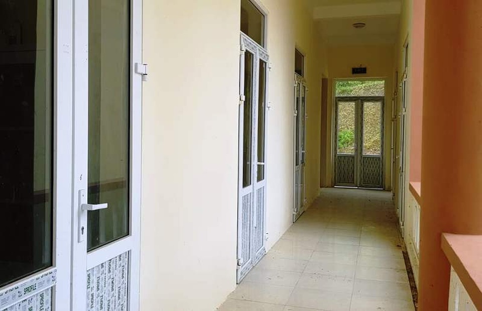 Công sở gần 6 tỷ đồng bỏ hoang vì... không có điện - 2 Công sở gần 6 tỷ đồng bỏ hoang vì... không có điện - 2