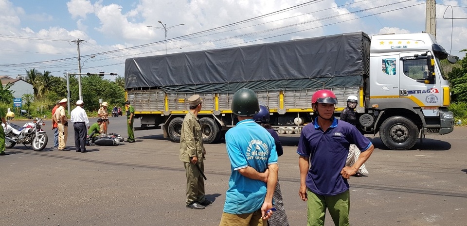 Va chạm với xe tải, hai học sinh lớp 11 thương vong - 2 Va chạm với xe tải, hai học sinh lớp 11 thương vong - 2