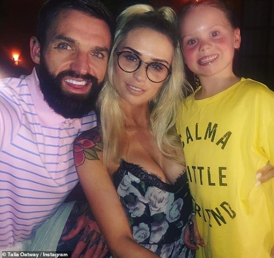 Aaron Chalmers xác nhận bạn gái cũ đã có bầu - 7 Aaron Chalmers xác nhận bạn gái cũ đã có bầu - 7