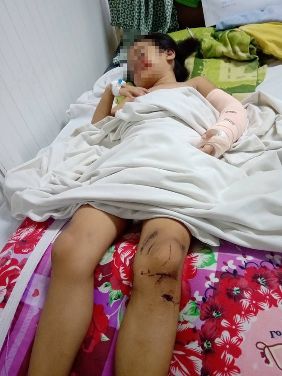 Xót thương gia đình 4 người gặp nạn vật vã trong bệnh viện - 7 Xót thương gia đình 4 người gặp nạn vật vã trong bệnh viện - 7
