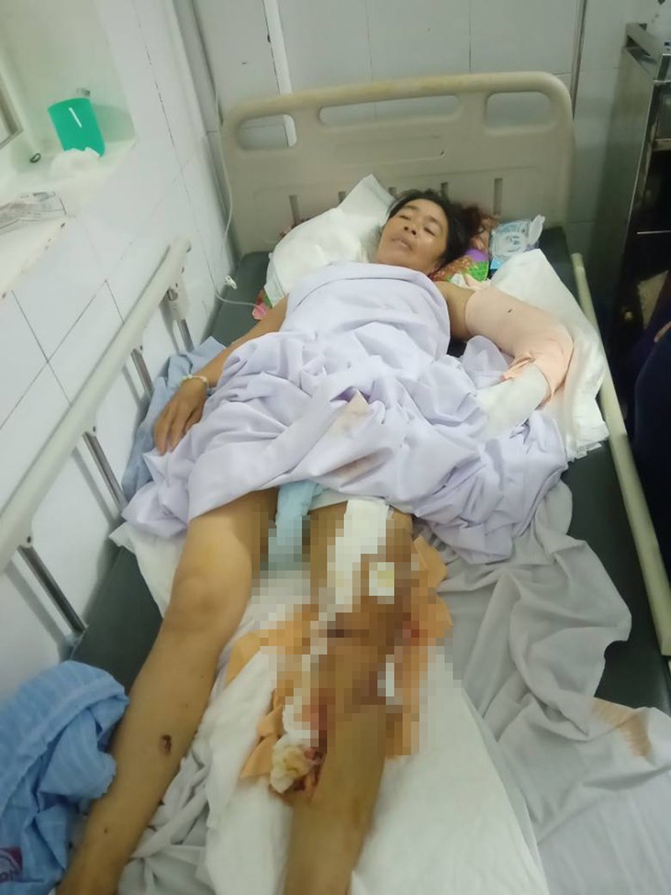 Xót thương gia đình 4 người gặp nạn vật vã trong bệnh viện - 2 Xót thương gia đình 4 người gặp nạn vật vã trong bệnh viện - 2