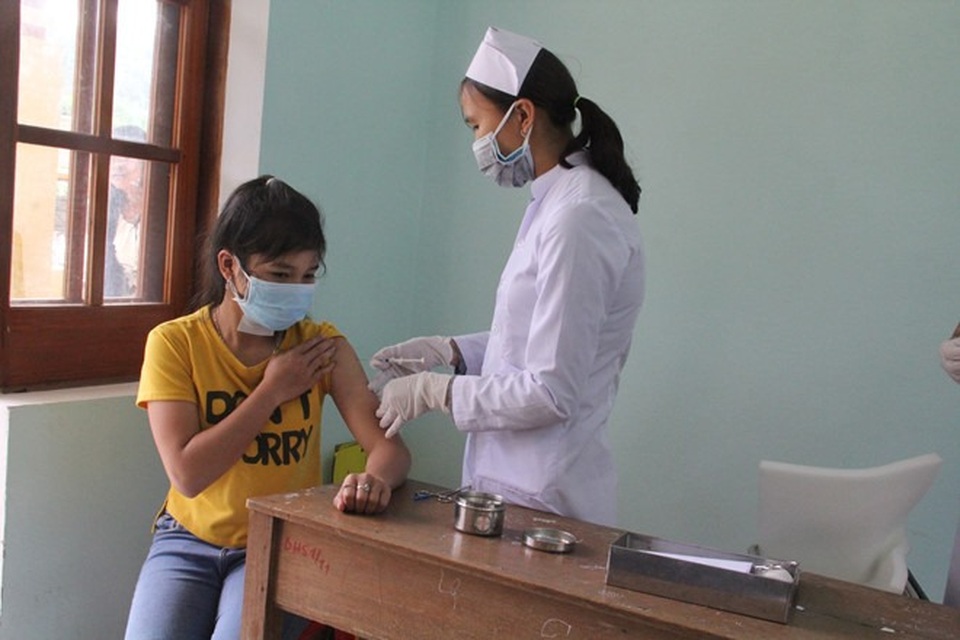 Học sinh được tiêm phòng vắc-xin bạch hầu Học sinh được tiêm phòng vắc-xin bạch hầu