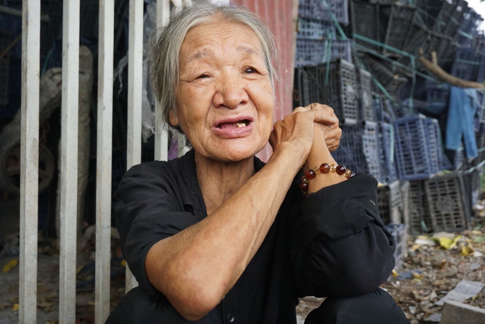 Cuộc sống cơ cực của cụ bà 73 tuổi nhặt ve chai dưới chân cầu Long Biên - 7