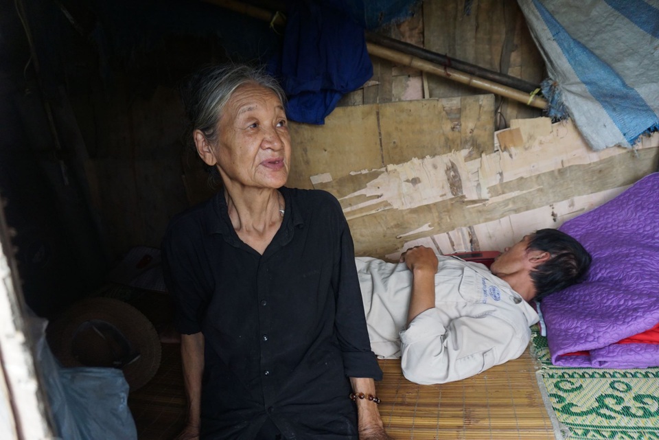 Cuộc sống cơ cực của cụ bà 73 tuổi nhặt ve chai dưới chân cầu Long Biên - 1