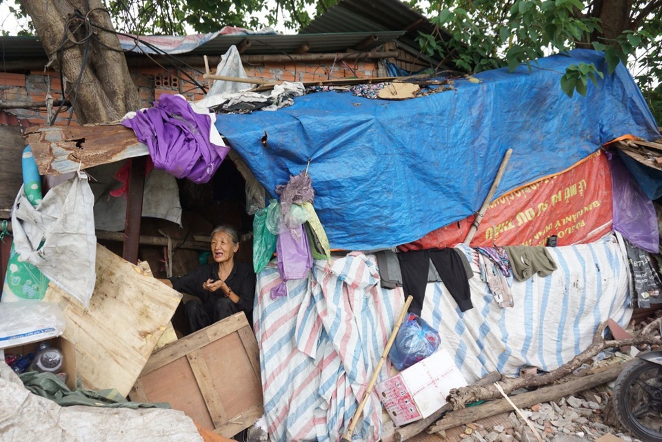 Cuộc sống cơ cực của cụ bà 73 tuổi nhặt ve chai dưới chân cầu Long Biên - 2