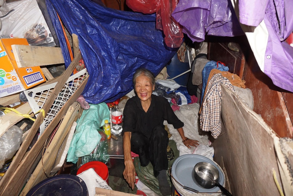 Cuộc sống cơ cực của cụ bà 73 tuổi nhặt ve chai dưới chân cầu Long Biên - 4