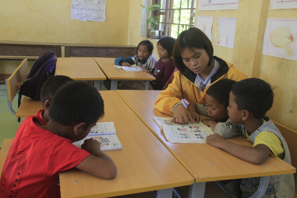 Bộ đội Biên phòng nuôi dưỡng, còn cho các cháu đến trường học chữ - 4 Bộ đội Biên phòng nuôi dưỡng, còn cho các cháu đến trường học chữ - 4