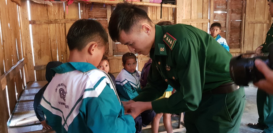Bộ đội Biên phòng nuôi dưỡng, còn cho các cháu đến trường học chữ - 3 Bộ đội Biên phòng nuôi dưỡng, còn cho các cháu đến trường học chữ - 3