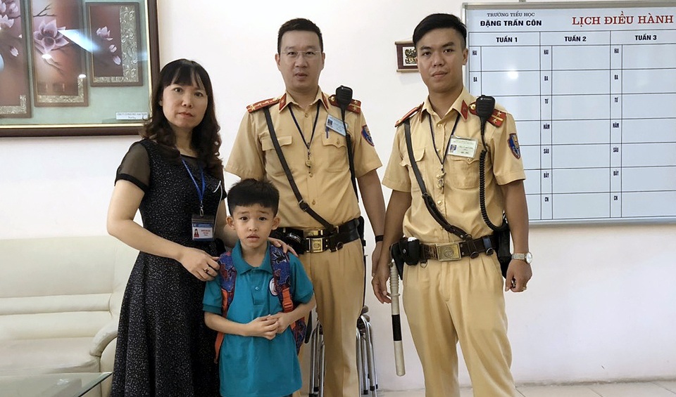 Hà Nội: Cảnh sát giao thông dọn bùn thải trên đường - 3 Hà Nội: Cảnh sát giao thông dọn bùn thải trên đường - 3