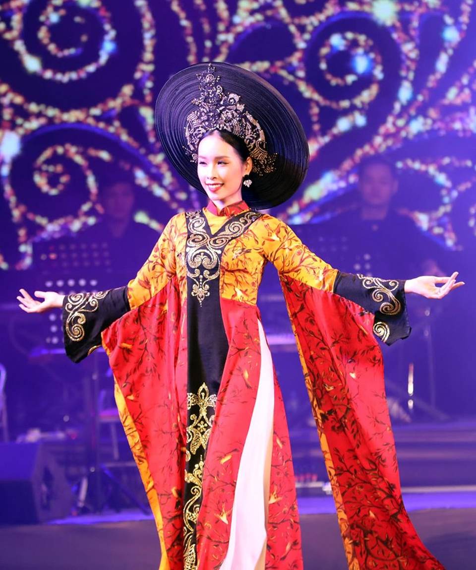 Bùi Thanh Hương giới thiệu BST áo dài mới trong liveshow “Tình mẫu tử 2” - 2 Bùi Thanh Hương giới thiệu BST áo dài mới trong liveshow “Tình mẫu tử 2” - 2