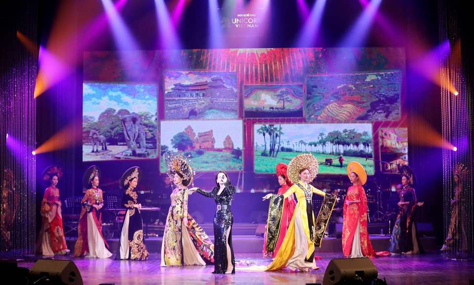 Bùi Thanh Hương giới thiệu BST áo dài mới trong liveshow “Tình mẫu tử 2” - 4 Bùi Thanh Hương giới thiệu BST áo dài mới trong liveshow “Tình mẫu tử 2” - 4