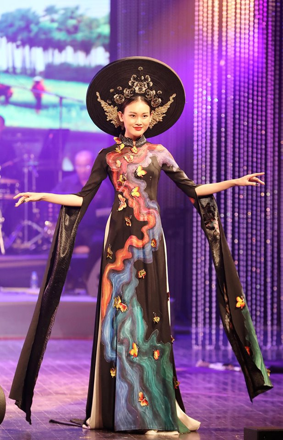 Bùi Thanh Hương giới thiệu BST áo dài mới trong liveshow “Tình mẫu tử 2” - 5 Bùi Thanh Hương giới thiệu BST áo dài mới trong liveshow “Tình mẫu tử 2” - 5