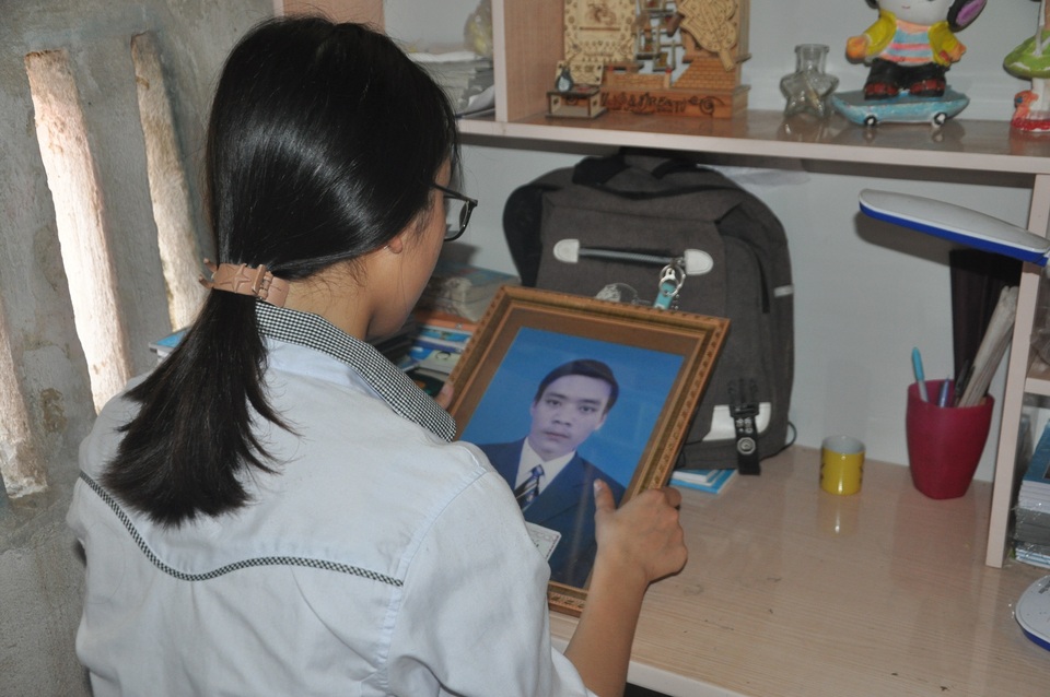 Nữ sinh mồ côi chăm em trai ngơ ngẩn, van xin ông bà đừng chết! - 2 Nữ sinh mồ côi chăm em trai ngơ ngẩn, van xin ông bà đừng chết! - 2