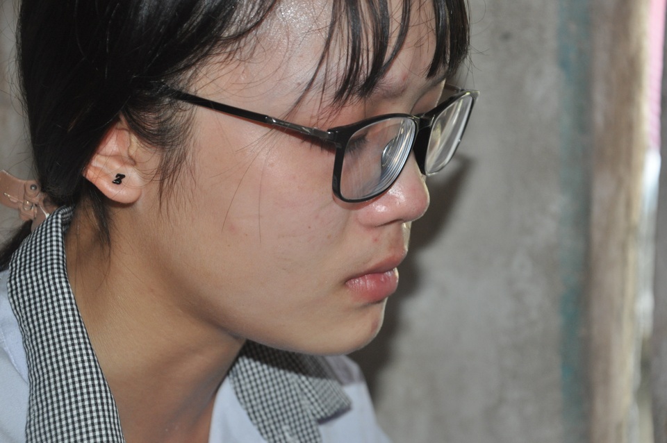 Nữ sinh mồ côi chăm em trai ngơ ngẩn, van xin ông bà đừng chết! - 8 Nữ sinh mồ côi chăm em trai ngơ ngẩn, van xin ông bà đừng chết! - 8
