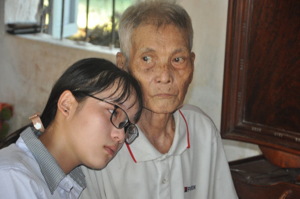 Nữ sinh mồ côi chăm em trai ngơ ngẩn, van xin ông bà đừng chết! - 5 Nữ sinh mồ côi chăm em trai ngơ ngẩn, van xin ông bà đừng chết! - 5