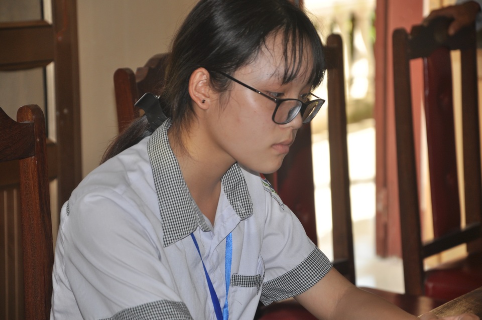 Nữ sinh mồ côi chăm em trai ngơ ngẩn, van xin ông bà đừng chết! - 7 Nữ sinh mồ côi chăm em trai ngơ ngẩn, van xin ông bà đừng chết! - 7