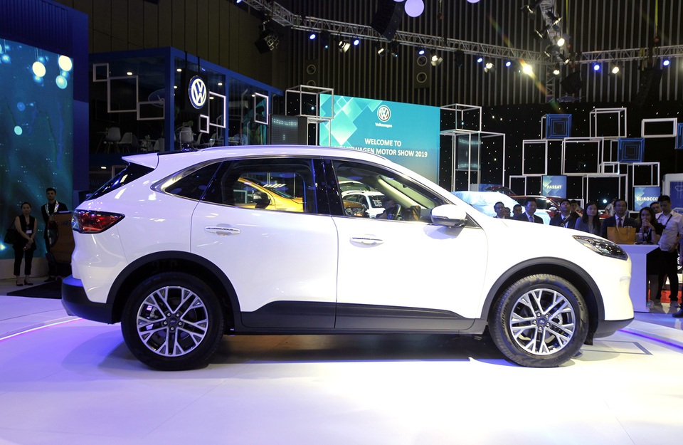 Sự xuất hiện bí hiểm của Ford Escape tại Triển lãm ôtô Việt Nam 2019 - 3 Sự xuất hiện bí hiểm của Ford Escape tại Triển lãm ôtô Việt Nam 2019 - 3