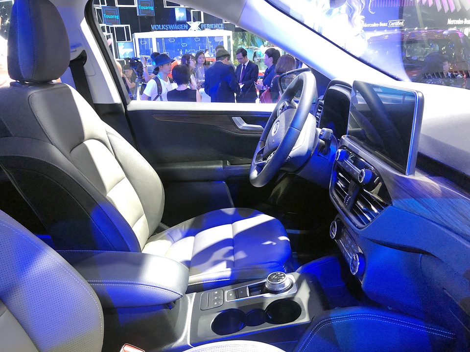 Sự xuất hiện bí hiểm của Ford Escape tại Triển lãm ôtô Việt Nam 2019 - 8 Sự xuất hiện bí hiểm của Ford Escape tại Triển lãm ôtô Việt Nam 2019 - 8