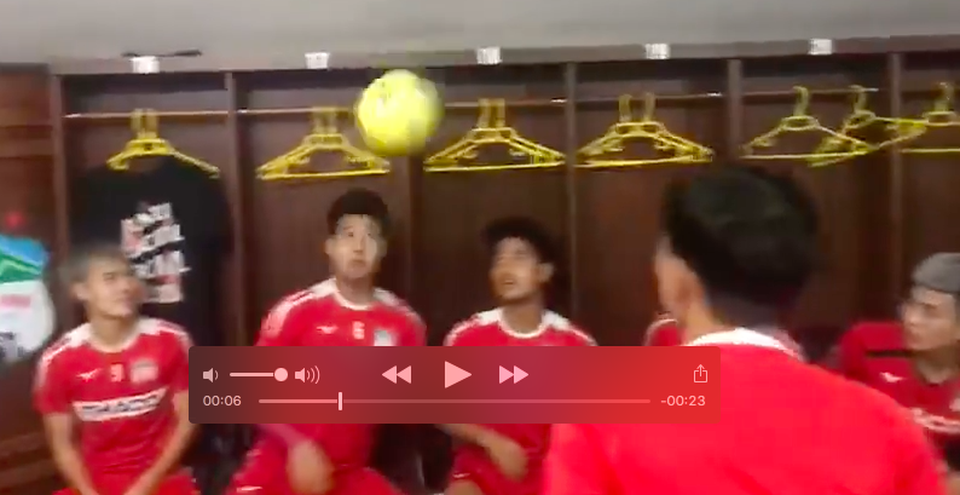 Màn “làm xiếc” với bóng của các cầu thủ HA Gia Lai gây sốt trên mạng - 1 Màn “làm xiếc” với bóng của các cầu thủ HA Gia Lai gây sốt trên mạng - 1