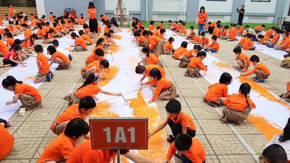 Học sinh FPT Hà Nội vẽ bức tranh khổng lồ lan tỏa thông điệp về môi trường - 3 Học sinh FPT Hà Nội vẽ bức tranh khổng lồ lan tỏa thông điệp về môi trường - 3