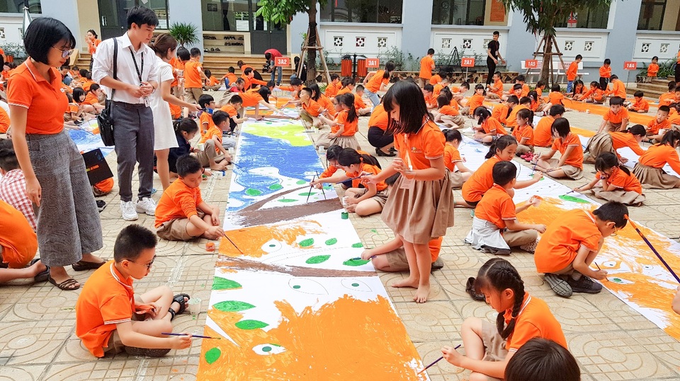 Học sinh FPT Hà Nội vẽ bức tranh khổng lồ lan tỏa thông điệp về môi trường - 4 Học sinh FPT Hà Nội vẽ bức tranh khổng lồ lan tỏa thông điệp về môi trường - 4