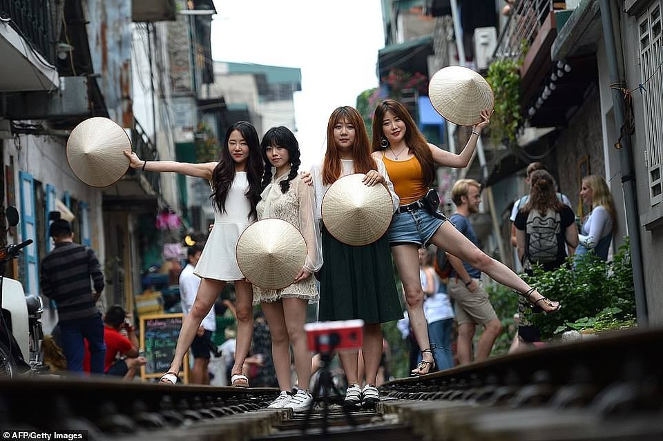 Khách Tây tiếc nuối khi “phố đường tàu” đóng cửa - 2 Khách Tây tiếc nuối khi “phố đường tàu” đóng cửa - 2
