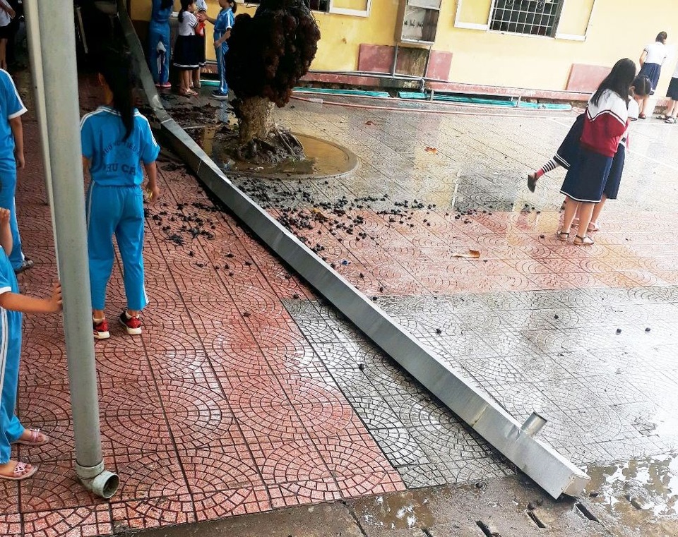 Trường xập xệ, máng xối 7 mét đổ ập xuống trước phòng học - 1 Trường xập xệ, máng xối 7 mét đổ ập xuống trước phòng học - 1