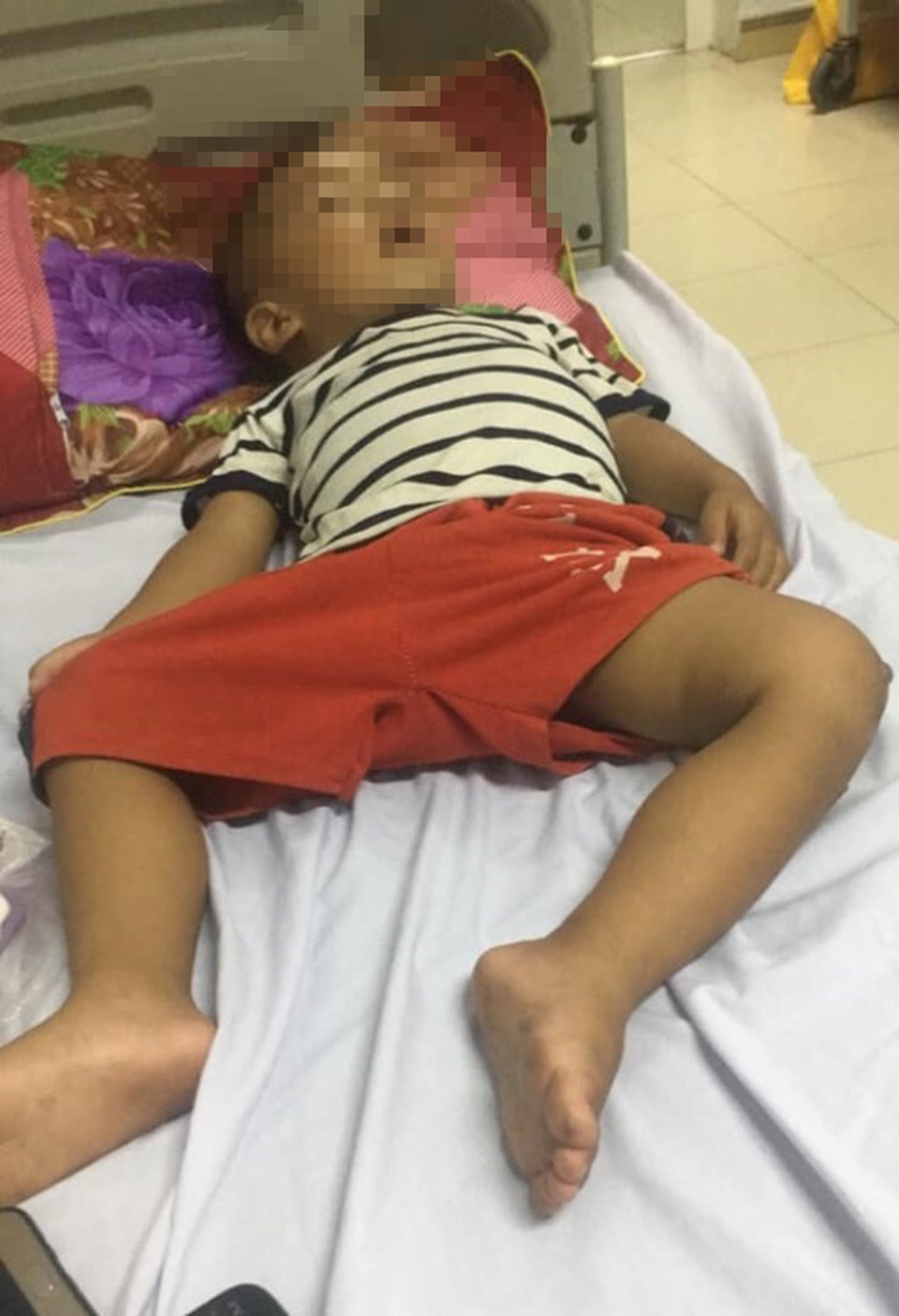 Xót thương gia đình 4 người gặp nạn vật vã trong bệnh viện - 8 Xót thương gia đình 4 người gặp nạn vật vã trong bệnh viện - 8