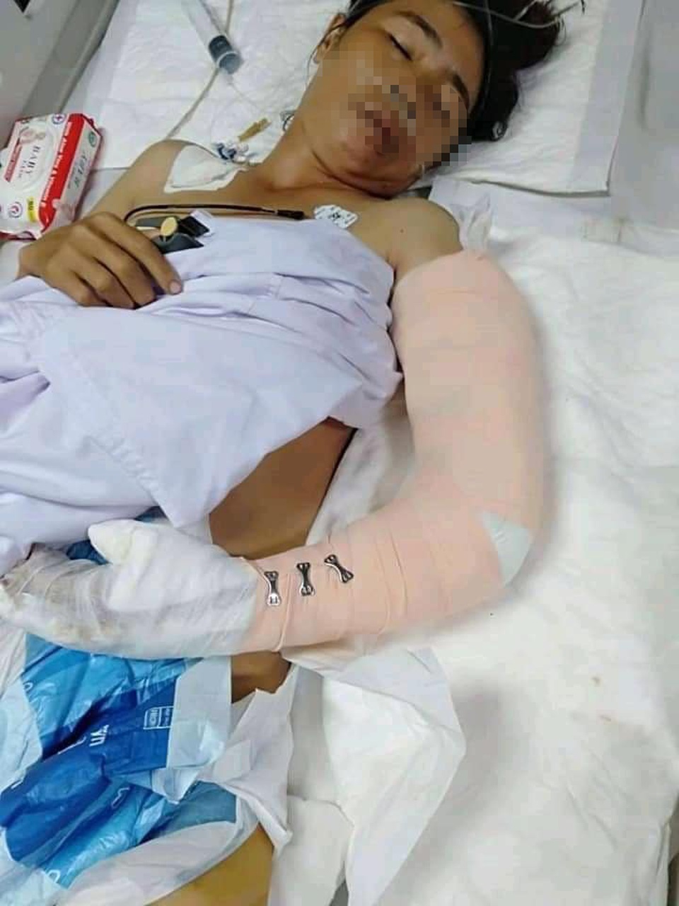 Xót thương gia đình 4 người gặp nạn vật vã trong bệnh viện - 6 Xót thương gia đình 4 người gặp nạn vật vã trong bệnh viện - 6