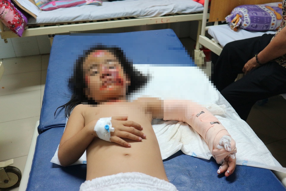Xót thương gia đình 4 người gặp nạn vật vã trong bệnh viện - 1 Xót thương gia đình 4 người gặp nạn vật vã trong bệnh viện - 1