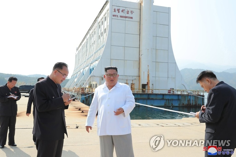 Ông Kim Jong-un thị sát khu nghỉ dưỡng, chỉ trích sự phụ thuộc vào nước ngoài - 3 Ông Kim Jong-un thị sát khu nghỉ dưỡng, chỉ trích sự phụ thuộc vào nước ngoài - 3