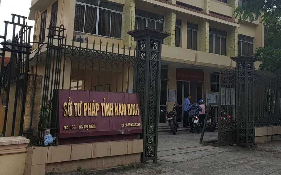 Bắt 2 cán bộ Sở Tư pháp rút tiền đặt cọc mang ra ngoài cho vay lãi - 1 Bắt 2 cán bộ Sở Tư pháp rút tiền đặt cọc mang ra ngoài cho vay lãi - 1