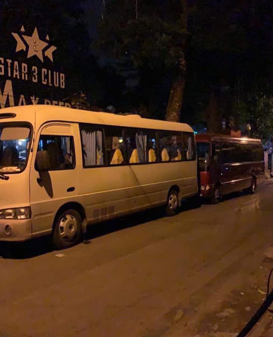 Công an Hà Nội đột kích Star 3 Club, gần 200 dân chơi bị đưa về trụ sở - 1