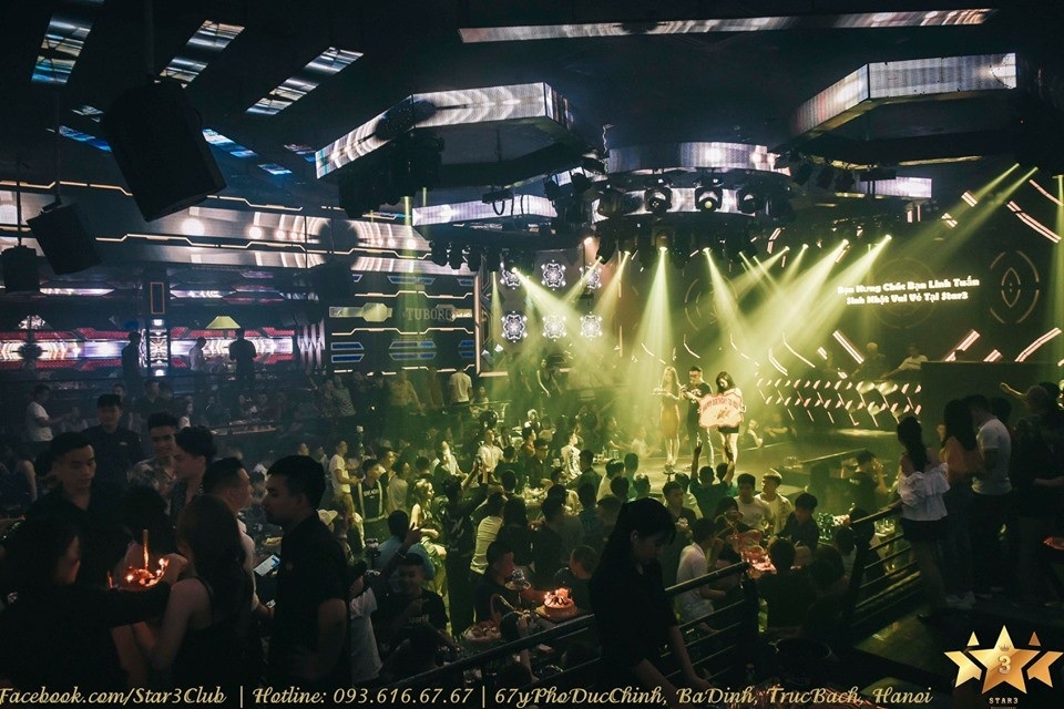 Công an Hà Nội đột kích Star 3 Club, gần 200 dân chơi bị đưa về trụ sở - 2