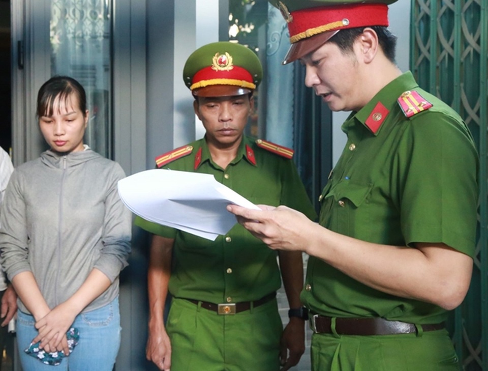 Vụ vợ cựu công an vay mượn hàng chục tỷ đồng: Lòe thiên hạ bằng nhà đẹp, xe xịn - 2 Vụ vợ cựu công an vay mượn hàng chục tỷ đồng: Lòe thiên hạ bằng nhà đẹp, xe xịn - 2