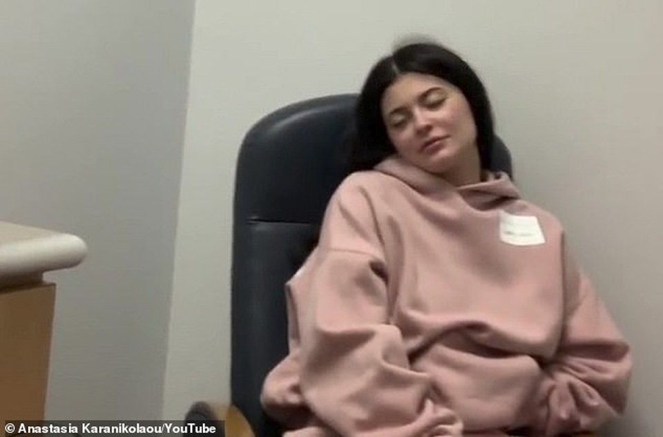 Kylie Jenner quá khác lạ khi thiếu son phấn - 3 Kylie Jenner quá khác lạ khi thiếu son phấn - 3