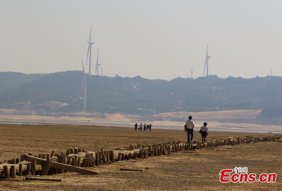 Cầu đá 400 năm tuổi đột ngột lộ diện khi nước hồ hạ thấp - 4 Cầu đá 400 năm tuổi đột ngột lộ diện khi nước hồ hạ thấp - 4