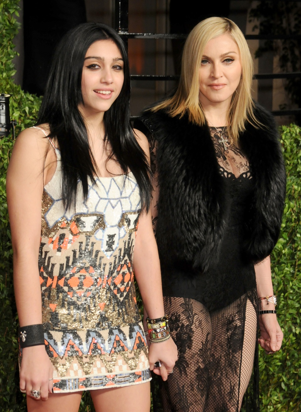 Con gái Madonna mặc quần rách hiểm ra phố - 7