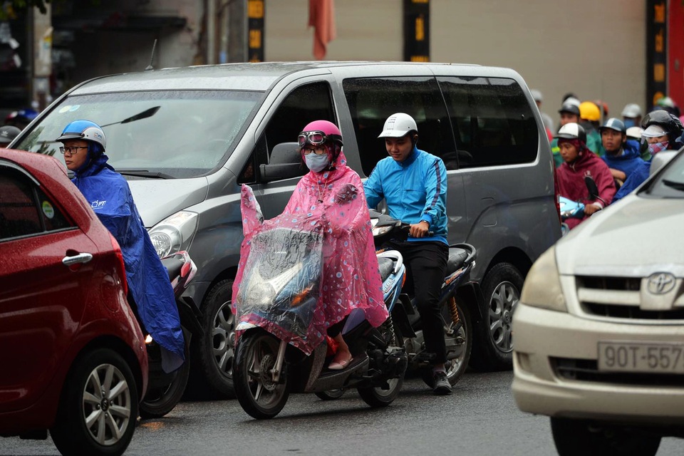 Người Hà Nội khăn len áo ấm trong gió lạnh đầu mùa - 5