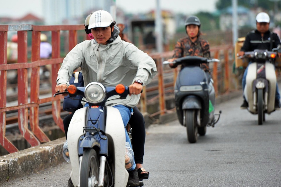 Người Hà Nội khăn len áo ấm trong gió lạnh đầu mùa - 2