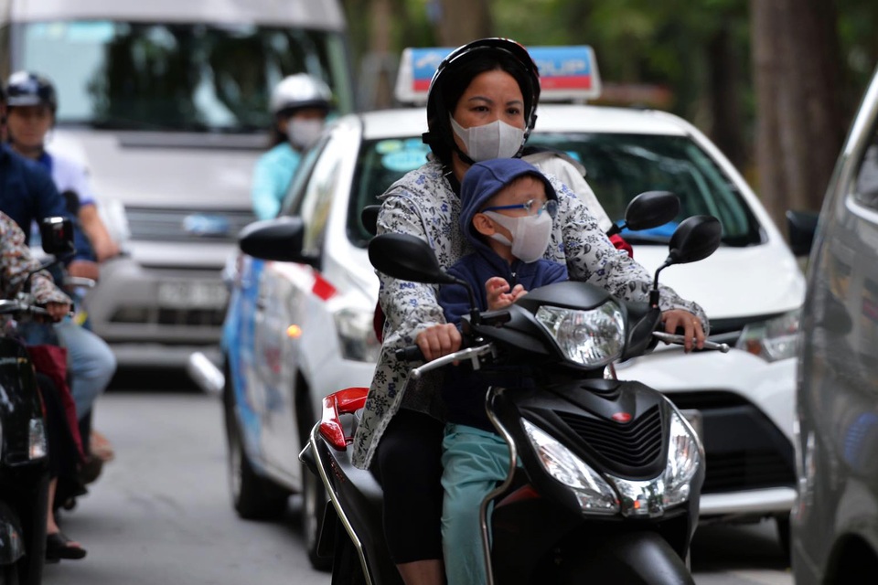 Người Hà Nội khăn len áo ấm trong gió lạnh đầu mùa - 10