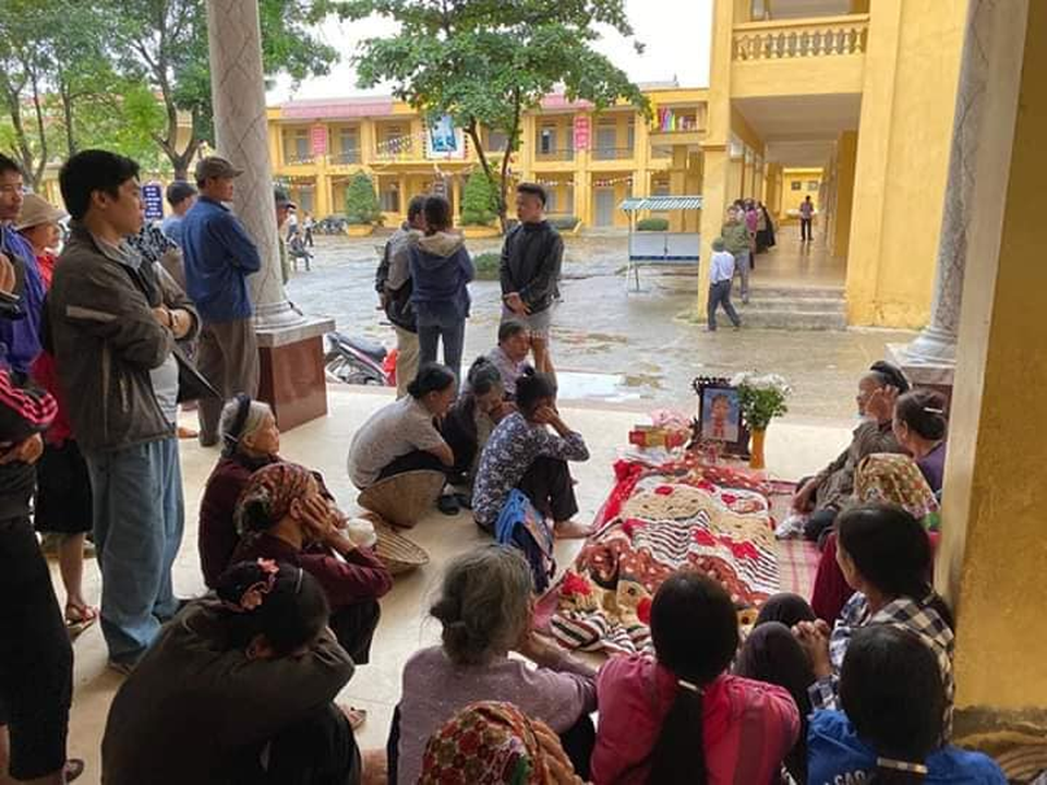 Hà Nội: Học sinh lớp 2 bị điện giật tử vong trong giờ ra chơi - 1 Hà Nội: Học sinh lớp 2 bị điện giật tử vong trong giờ ra chơi - 1