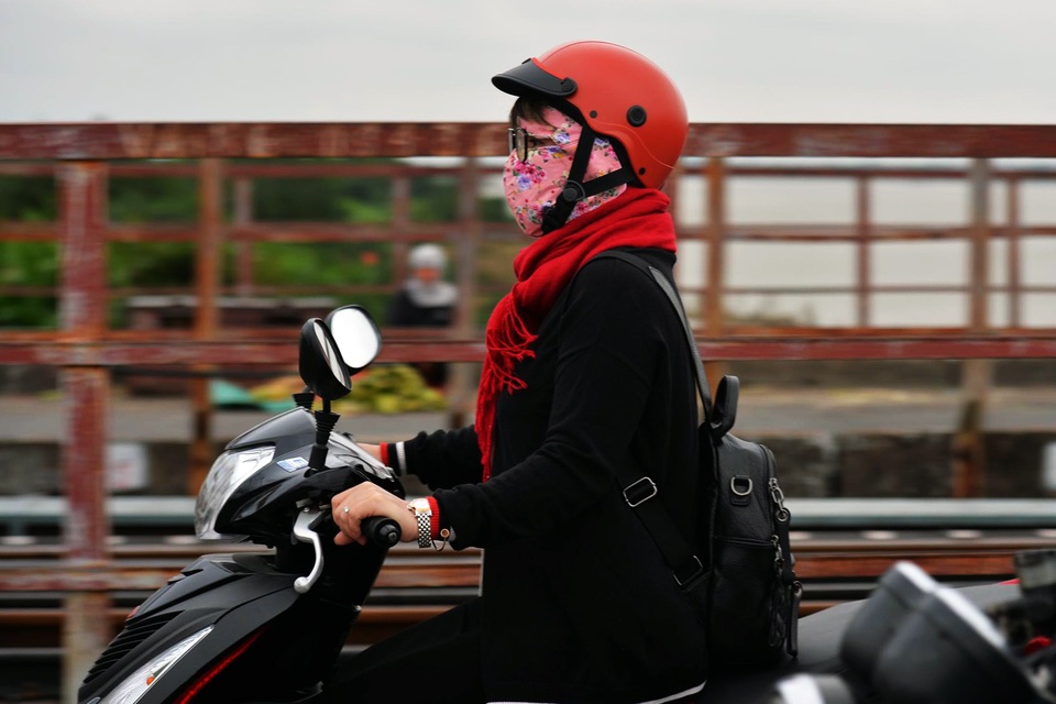 Người Hà Nội khăn len áo ấm trong gió lạnh đầu mùa - 3